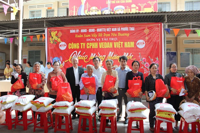 Vedan Việt Nam tặng 1000 phần quà Tết cho người dân khó khăn Đồng Nai Ông Hsieh Jau Hwang - Trưởng sách lược Vedan Việt Nam (người đứng thứ 1 từ trái qua) trao quà Tết cho bà con xã Phước Thái, huyện Long Thành