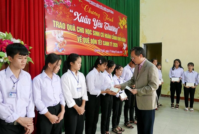 BSR trao quà Tết cho người nghèo, gia đình chính sách TGĐ BSR Bùi Minh Tiến trao quà Tết cho các em học sinh Trường THPT Dân tộc nội trú tỉnh Quảng Ngãi