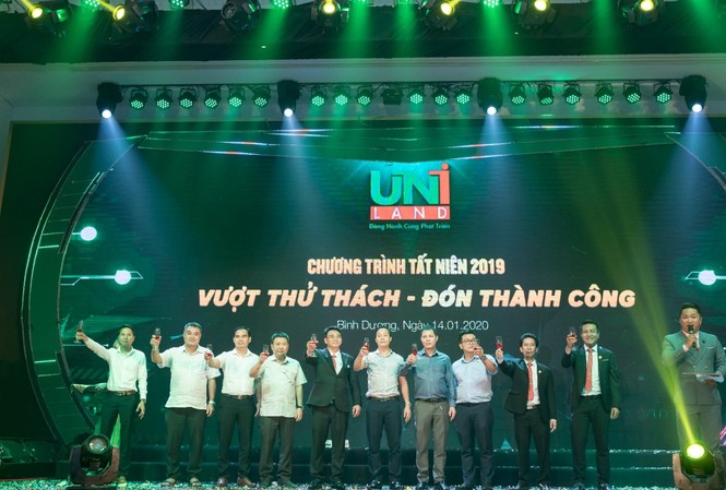 Năm 2019 bùng nổ của Uniland Ban lãnh đạo Uniland nâng ly chúc mừng tập thể nhân viên đạt thành tích đáng ghi nhận trong năm 2019