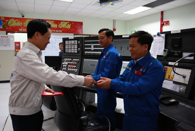 NMLD Dung Quất hoạt động an toàn, ổn định 110% công suất Tết Canh Tý 2020 Phó Tổng Giám đốc Nguyễn Văn Hội thăm và chúc tết nhân sự vận hành tại Phòng Điều khiển trung tâm đêm giao thừa.