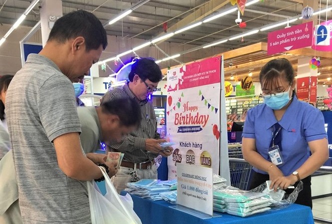 Saigon Coop bán giữ giá trên 3 triệu khẩu trang đạt chuẩn Siêu thị Co.opmart Hồng Ngự (Đồng Tháp) chia nhỏ bán cho khách hàng 1.000đ/cái khẩu trang