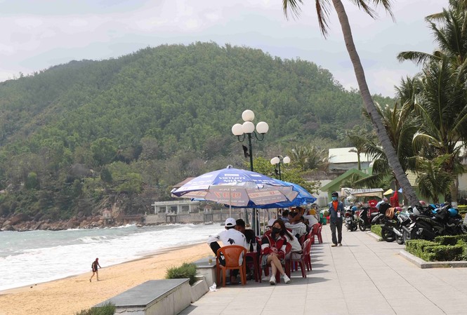 'Nơi ngắm bình minh đẹp nhất Việt Nam' hấp dẫn hơn nhờ nói không với nạn xả rác Bãi biển Quy Nhơn sạch đẹp