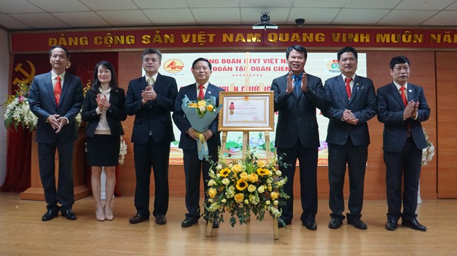 Công đoàn Tập đoàn Cienco4 đón nhận Huân chương Lao động Hạng Ba : Lãnh đạo Tập đoàn và lãnh đạo Công đoàn Tập đoàn Cienco4 đón nhận Huân chương Lao động Hạng Ba của Chủ tịch nước.