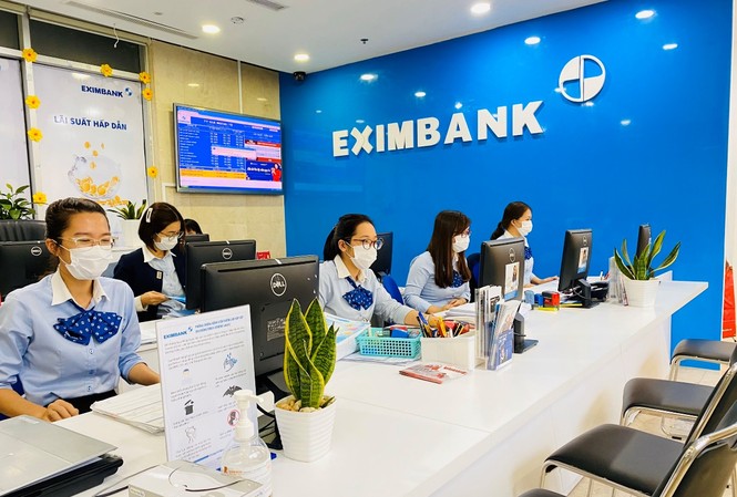 Eximbank đồng hành cùng khách hang vượt khó khăn trong đợt dịch nCoV Hiện nay, tại tất cả các quầy giao dịch của Eximbank, các nhân viên đã triển khai trang bị khẩu trang y tế, dung dịch rửa tay diệt khuẩn cho khách hàng khi đến giao dịch