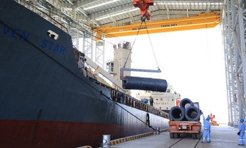 Sản lượng tiêu thụ thép xây dựng Hòa Phát ở phía Nam tăng 41% trong tháng 1 Xuất hàng thép xây dựng của Hòa Phát tại Dung Quất