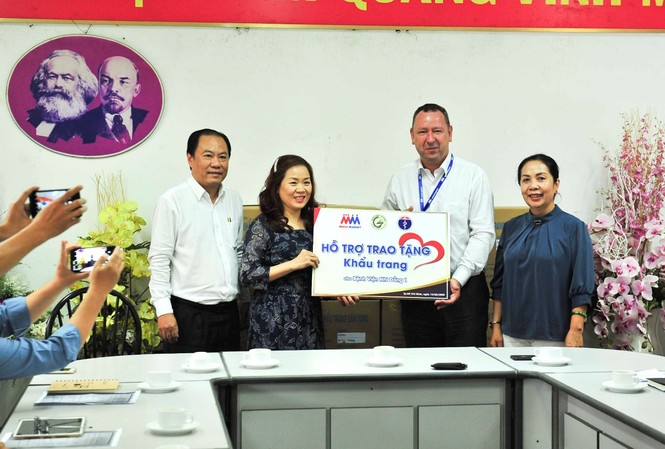 MM Mega Market Việt Nam tặng 20,000 khẩu trang cho bệnh viện Nhi đồng 1 Ông Bruno Jousselin, Tổng giám đốc Điều hành Công ty MM Mega Market Việt Nam trao tặng khẩu trang cho Bệnh viện Nhi đồng 1