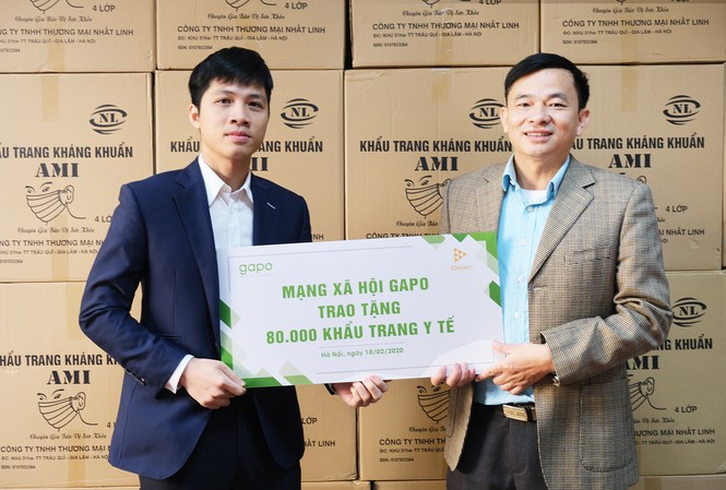 Mạng xã hội Gapo trao tặng 80.000 khẩu trang y tế Ông Hà Trung Kiên - Tổng Giám đốc mạng xã hội Gapo trao tặng 80.000 khẩu trang cho Đại diện Bộ Y tế - ông Nguyễn Đình Anh - Vụ trưởng Vụ Truyền thông và Thi đua, khen thưởng sáng ngày 18/2