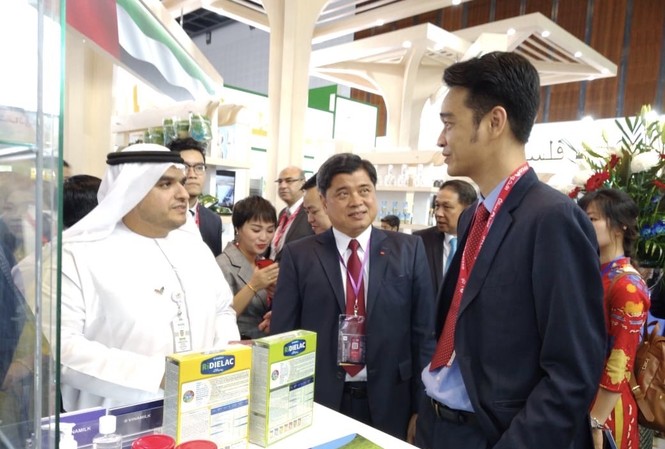 Vinamilk ký thành công hợp đồng xuất khẩu sữa trị giá hàng chục triệu đô la Mỹ Ông Trần Thanh Nam – Thứ trưởng Bộ Nông nghiệp và Phát triển nông thôn Việt Nam (đứng giữa) đến tham quan gian hàng của Vinamilk tại hội chợ