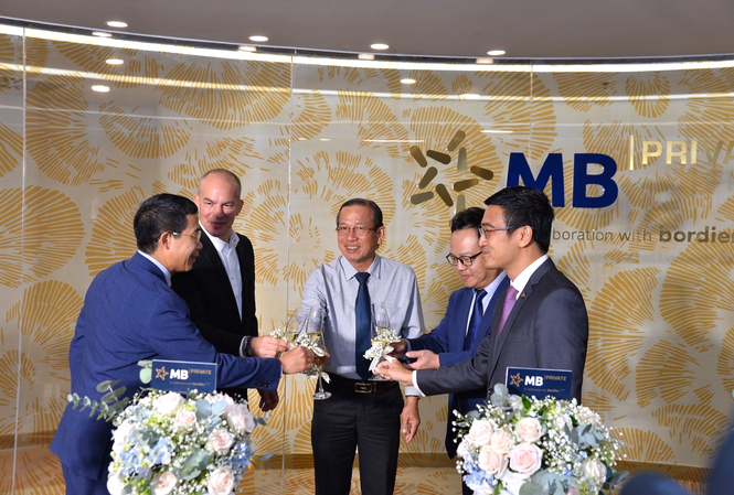 MB Private - cái bắt tay của hai ông lớn ngành ngân hàng Các đại biểu nâng ly chúc mừng tại lễ cắt băng ra mắt Dịch vụ Ngân hàng Cao cấp Chuyên biệt MB Private tại Tp HCM