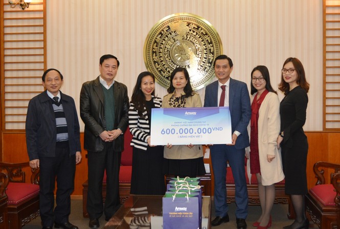 Amway Việt Nam chung tay cùng cộng đồng trong nỗ lực phòng chống dịch Covid-19 Ông Nguyễn Phương Sơn – Giám đốc Đối ngoại Amway Việt Nam trao biển tượng trưng số tiền tài trợ cho đại diện Báo Điện Tử Chính Phủ
