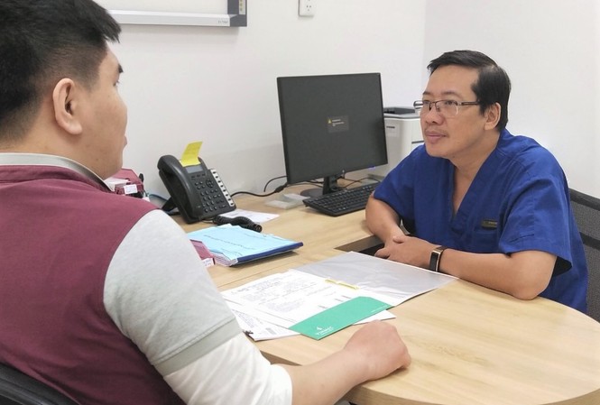 Xuất viện trong ngày sau mổ thoát vị bẹn và cắt túi mật nội soi TS – BS Đỗ Minh Hùng, Trưởng khoa Ngoại, Bệnh viện Vinmec Central Park tư vấn cho người bệnh về hình thức phẫu thuật về trong ngày