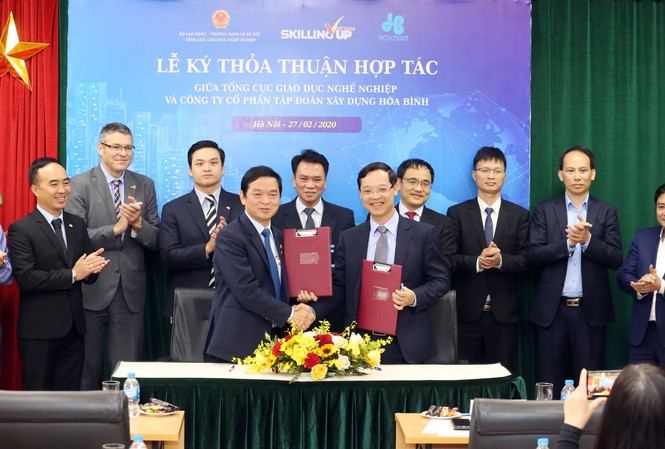 Tổng cục Giáo dục nghề nghiệp ký hợp tác với Tập đoàn Hoà Bình Đại diện Tổng cục Giáo dục nghề nghiệp và Tập đoàn Hoà Phát ký biên bản hợp tác trong đào tạo nhân lực ngành xây dựng.