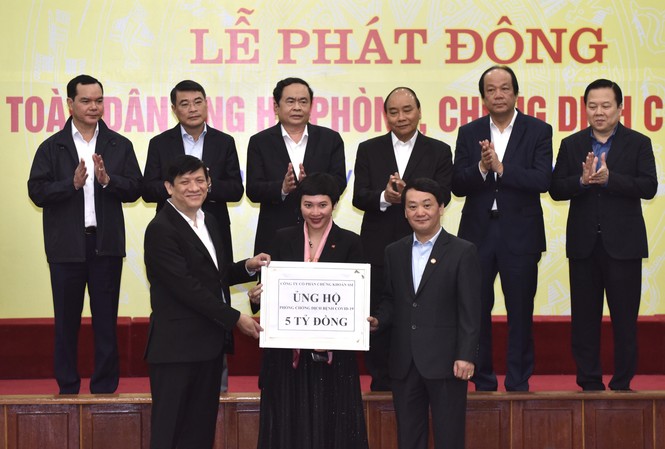 SSI ủng hộ 5 tỷ đồng phòng, chống dịch Covid-19 Đại diện Công ty Cổ phần Chứng khoán SSI trao tặng 5 tỷ đồng ủng hộ công tác phòng,chống dịch Covid-19