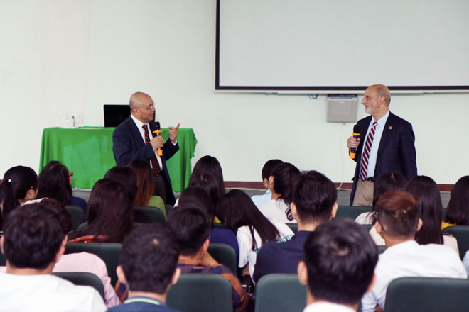 Khoa Y Tân Tạo tiên phong giảng dạy trực tuyến tại bệnh viện theo tiêu chuẩn USA GS Thạch Nguyễn cùng GS Kenneth Rosenfield, khoa Y - ĐH Harvard, Chủ tịch Hội tim mạch can thiệp Mỹ đang thảo luận với sinh viên khoa Y ĐH Tân Tạo