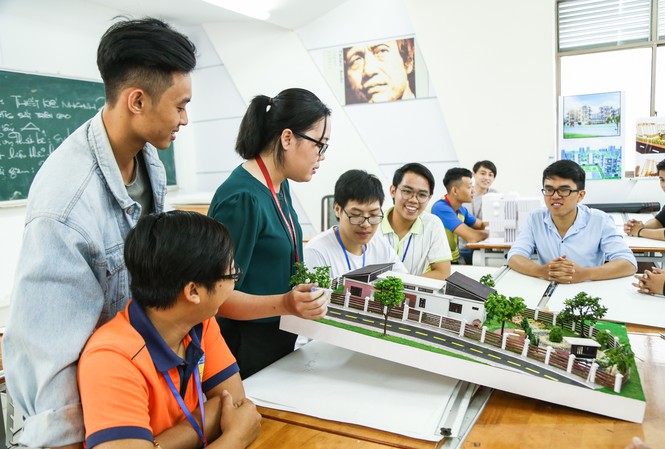 Sinh viên Kiến trúc HUTECH chinh phục xu hướng sống xanh hiện đại Sinh viên Kiến trúc HUTECH được trang bị nhiều nội dung kiến thức liên quan đến xu hướng kiến trúc xanh hiện đại