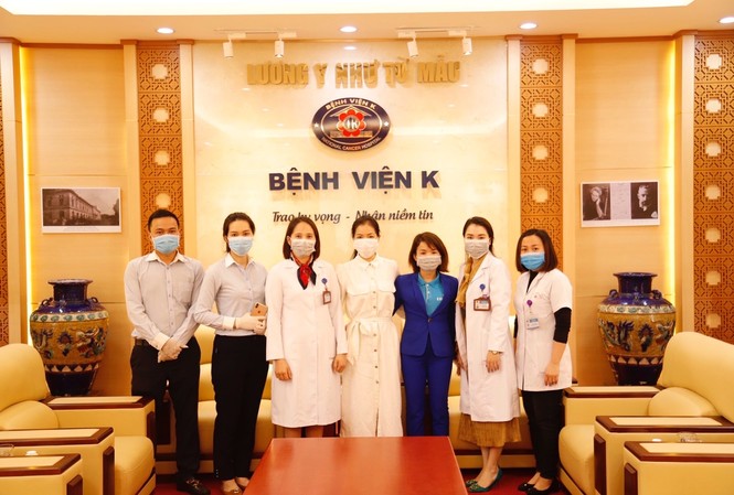 Eximbank chung tay vì lớp học Hạnh Phúc cho các em thiếu nhi Bệnh viện K cơ sở 3 Đại diện Bệnh viện K, bà Hoàng Thị Hoài Thu – Phó Phòng Công tác xã hội (thứ 3 từ trái sang) trong buổi tiếp nhận ủng hộ từ đại diện Eximbank.