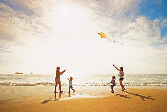 Một kỳ nghỉ thư giãn bên bờ biển là dịp để con trẻ tiếp xúc với thiên nhiên, vận động thể chất và rời xa những món đồ điện tử vô tri