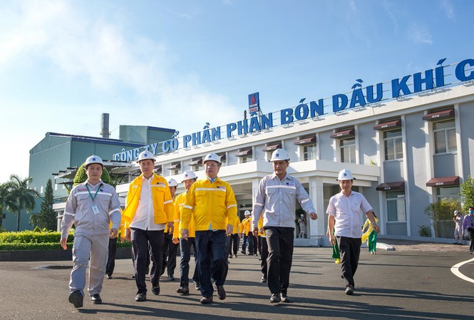 Đồng chí Trần Quốc Vượng thăm cụm công nghiệp Khí Điện Đạm Cà Mau Đồng chí Trần Quốc Vượng thăm cụm công nghiệp Khí Điện Đạm Cà Mau
