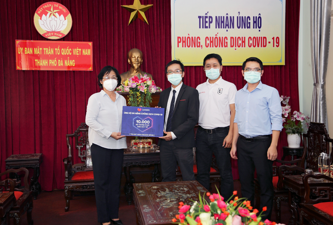 Lazada trao tặng 10.000 bộ trang phục bảo hộ y tế cho Đà Nẵng Đại diện Lazada Việt Nam trao tặng 10.000 bộ trang phục bảo vệ y tế cho đại diện Ủy ban Mặt trận Tổ Quốc Thành Phố Đà Nẵng