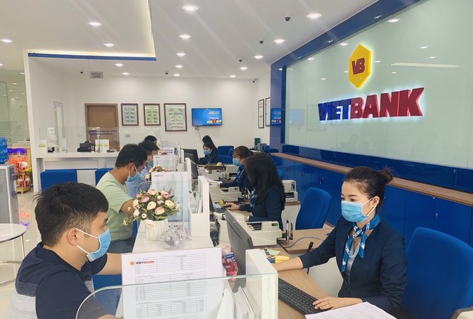 Vietbank miễn nhiều phí dịch vụ cho khách hàng Khách hàng đến giao dịch tại Vietbank
