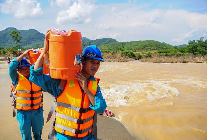 Khách hàng của Viettel được đảm bảo cao nhất thông tin liên lạc trong bão số 5 Viettel thành lập 9 đoàn tiền phương do chỉ huy các Tổng Công ty làm trưởng đoàn tại các tỉnh Hà Tĩnh, Quảng Bình, Quảng Trị, Thừa Thiên Huế, Đà Nẵng và Quảng Nam