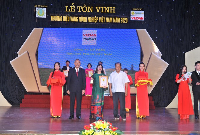 Vedan Việt Nam lần thứ 5 liên tiếp được tôn vinh ‘thương hiệu vàng nông nghiệp Việt Nam’ Đại diện Vedan nhận chứng nhận “Thương hiệu vàng nông nghiệp Việt Nam” sản phẩm phân hữu cơ khoáng Vedagro dạng viên