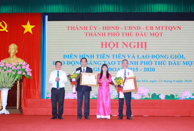 Nutifood vinh dự đón nhận huân chương lao động hạng 3 Ông Lê Nguyên Hòa – Phó chủ tịch HĐQT NutiFood đại diện gần 6000 cán bộ nhân viên đón nhận Huân chương lao động Hạng 3