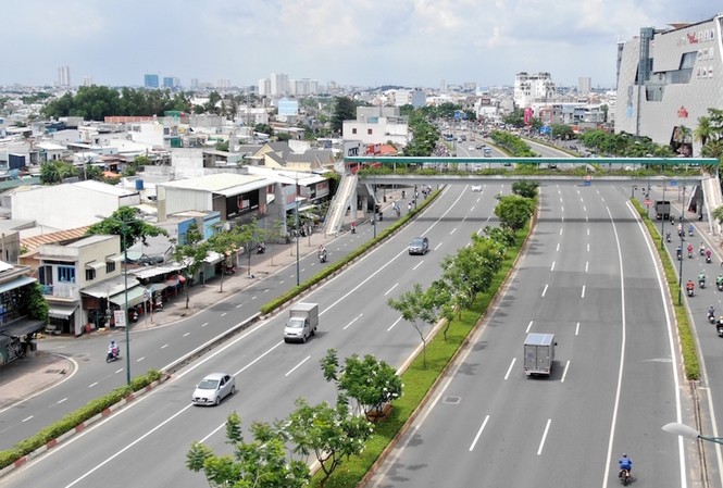 Lực đẩy hạ tầng khiến giá bất động sản thành phố Thủ Đức tăng mạnh Đại lộ Phạm Văn Đồng có đầy đủ tiện ích, giúp khu Đông kết nối nhanh chóng với sân bay Tân Sơn Nhất và trung tâm TPHCM.
