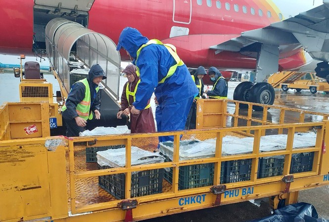 Vượt khó khăn, Vietjet chuyển hàng cứu trợ đến đồng bào lũ lụt Vượt khó khăn, Vietjet chuyển hàng cứu trợ đến đồng bào lũ lụt