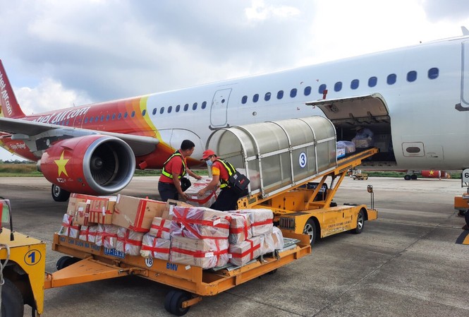 Vietjet ghi nhận kết quả quý 3 tích cực Trong thời gian vừa qua, Vietjet đã tích cực vận chuyển miễn phí hàng hóa cứu trợ đến đồng bào miền Trung