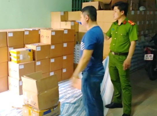 Phát hiện hơn 200.000 lọ thuốc kháng sinh 'dỏm' sắp bán cho người bệnh Phát hiện hơn 200.000 lọ thuốc kháng sinh 'dỏm' sắp bán cho người bệnh