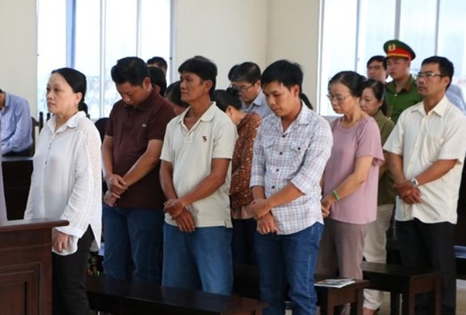 Tuyên án nhóm làm giả sổ đỏ vay tiền 'khủng' ở Bình Dương Tuyên án nhóm làm giả sổ đỏ vay tiền 'khủng' ở Bình Dương