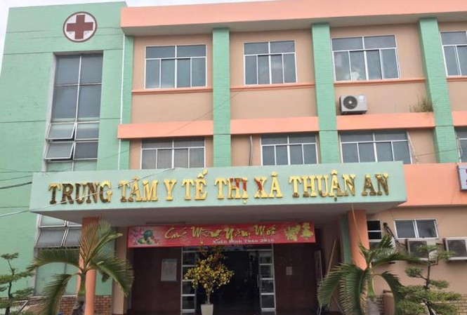 Phát hiện bé gái sơ sinh còn dây rốn trong thùng rác Phát hiện bé gái sơ sinh còn dây rốn trong thùng rác