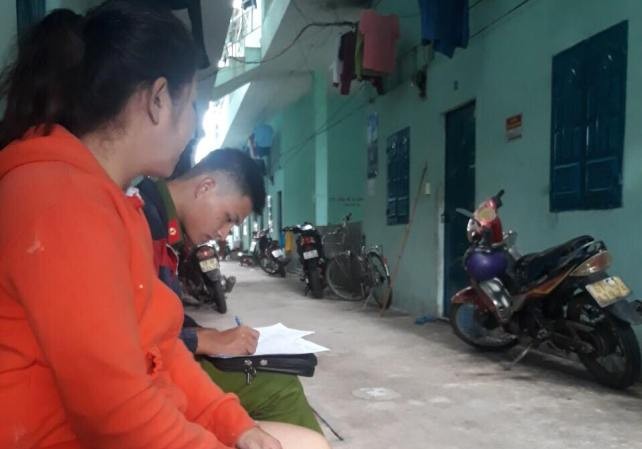 Vợ ngất lịm khi phát hiện chồng tử vong trong tư thế treo cổ Công an lấy lời khai tại hiện trường