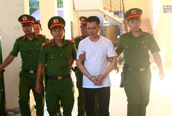 Ghen tuông, chồng dùng dao đâm 39 nhát khiến vợ tử vong Vui (áo trắng) giết vợ do ghen tuông