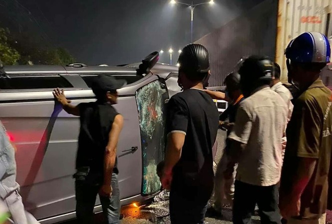 Dùng búa phá cửa giải cứu người trong ô tô lật giữa đường Dùng búa phá cửa giải cứu người trong ô tô lật giữa đường