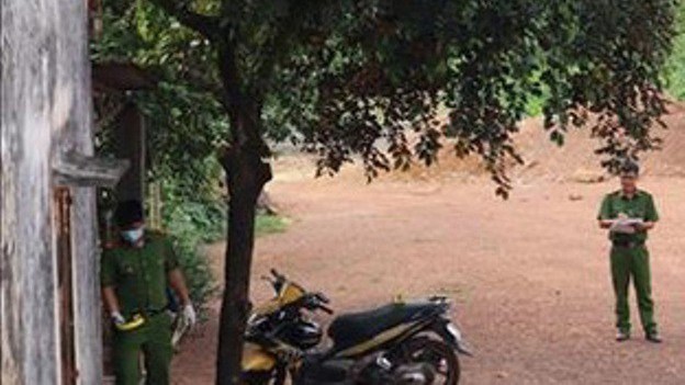 Qua nhà hàng xóm nhậu, người phụ nữ bị chồng cũ đâm chết Công an khám nghiệm hiện trường