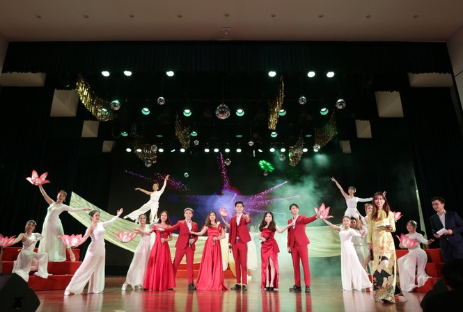 Tuổi trẻ ĐH Kinh tế Quốc dân: Cháy mãi lên ngọn lửa đam mê. Sinh viên ĐH Kinh tế Quốc dân cháy hết mình trong đêm NEU GLORY NIGHT.