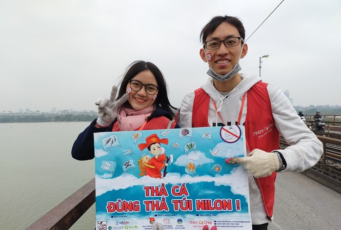 Bạn trẻ thiết kế 'thang máy' thả cá chép trong ngày ông Công ông Táo “Thả cá, đừng thả rác” là thông điệp hành động của các bạn trẻ.