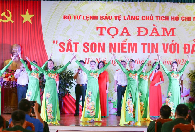 Vẻ vang người lính bảo vệ giấc ngủ Chủ tịch Hồ Chí Minh Tọa đàm “Sắt son niền tin với Đảng”.