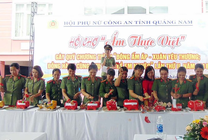 BẢN TIN THANH NIÊN: Hội chợ ẩm thực gây quỹ từ thiện Các Chi hội Phụ nữ CA tỉnh Quảng Nam đập heo đất tiết kiệm.