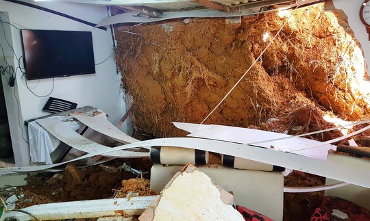 Hàng trăm khối đất đá đè sập tường nhà khi cả gia đình ngủ say Nhiều tường nhà nứt toác, hư hỏng