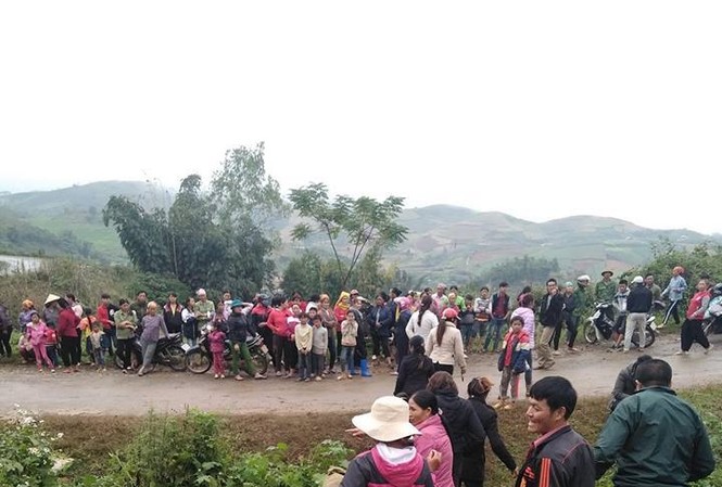 Con gái bàng hoàng thấy thi thể bố trong hố sâu gần nhà Người dân tò mò đến theo dõi vụ việc.