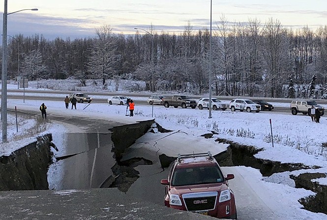 Tan hoang sau động đất 7,0 độ richter ở Alaska Đường xá Alaska hư hỏng nặng sau trận động đất. Ảnh: Reuters
