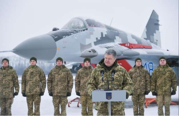 Ukraine cáo buộc Nga điều quân, vũ khí quy mô lớn ở biên giới Tổng thống Ukraine Petro Poroshenko phát biểu tại căn cứ không quân ở Vasylkiv gần Kiev ngày 1/12. Ảnh: Reutes