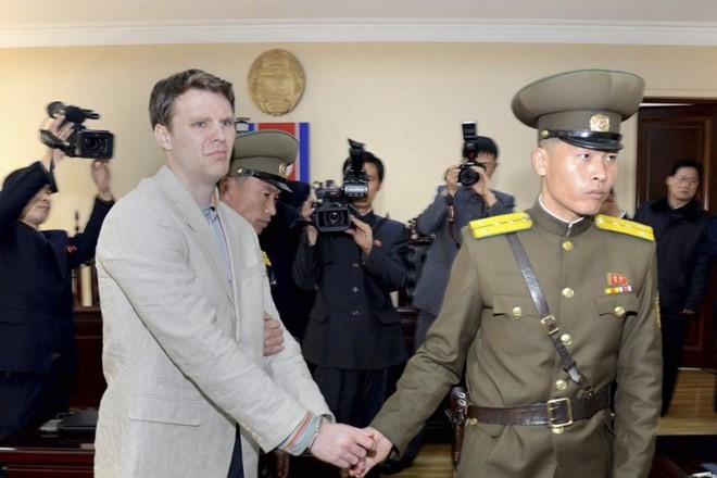 THẾ GIỚI 24H: Mỹ trừng phạt 3 quan chức Triều Tiên Công dân Mỹ Otto Warmbier bị dẫn giải ra tòa án ở Triều Tiên. (Nguồn: KCNA/EPA)