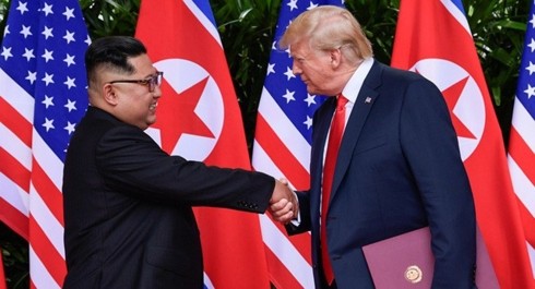 THẾ GIỚI 24H: Triều Tiên cảnh báo ngừng quá trình phi hạt nhân hóa Tổng thống Donald Trump bắt tay nhà lãnh đạo Kim Jong-un trong cuộc gặp tại Singapore ngày 12/6. Ảnh: Reuters