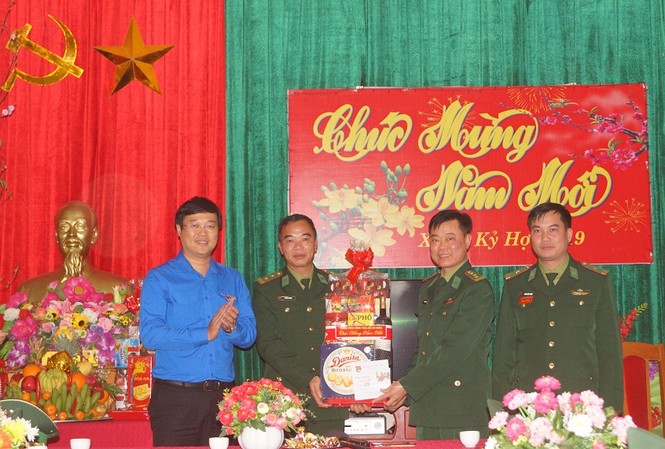 Bí thư thứ nhất Trung ương Đoàn chúc Tết quân dân Lạng Sơn Đồng chí Lê Quốc Phong tặng quà Tết cho Đồn Biên phòng Pò Mã, chiều 30/1