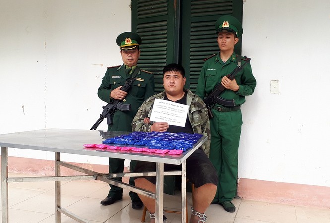 Biên phòng Sơn La bắt kẻ vận chuyển hàng chục nghìn viên ma túy Đối tượng Lò Văn Thu cùng tang vật.