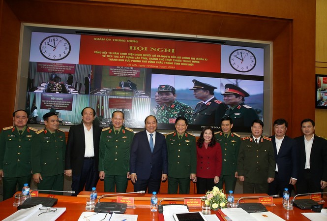 Xây dựng khu vực phòng thủ vững chắc là chủ trương đúng đắn của Đảng,Nhà nước Thủ tướng Chính phủ Nguyễn Xuân Phúc cùng đoàn đại biểu cấp cao tham dự hội nghị.